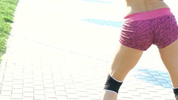 Slim meisje beweegt haar lichaam op de straat. Slow motion — Stockvideo