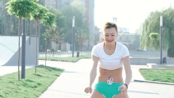 Chica con estilo se dedica a la danza fitness deporte — Vídeos de Stock