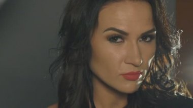 Baştan çıkarıcı womans kameraya bak