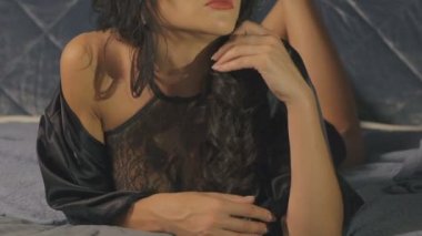 Yatak odasında poz siyah erotik dantel iç çamaşırı seksi kadın