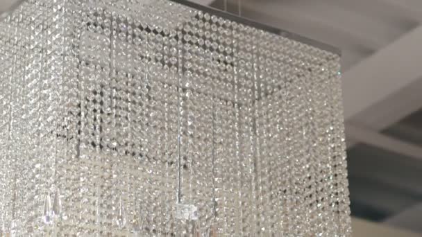 Grand lustre en cristal sur plafond de mode — Video