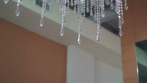 Lustre en cristal sur plafond de mode. 4K 