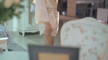 Seksi kadın erotik dantel lengire yatak odasında poz. 4k