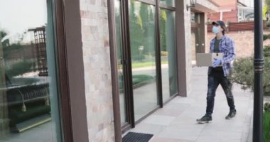 Kurye siparişi çevrimiçi teslim eder, kapının önünde kutuya koyar.