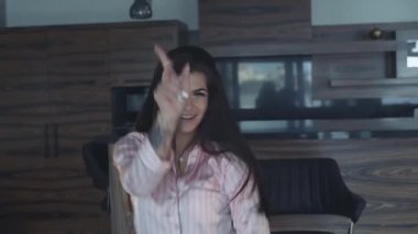 Ateşli esmer, içerideki bar taburesinde baştan çıkarıcı bir şekilde dans ediyor. 4K