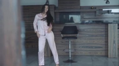 Ateşli esmer, içerideki bar taburesinde baştan çıkarıcı bir şekilde dans ediyor. 4K