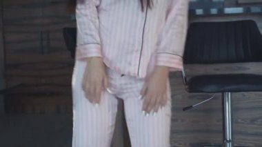 Tanımlanamayan kadın vücudu kameraya tutkulu bir şekilde dans ediyor.