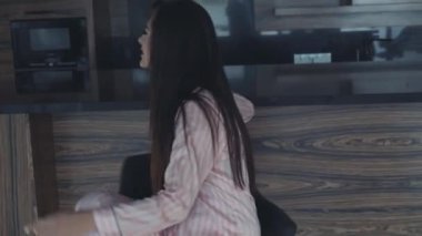 Mutlu esmer pozlar ve bar taburesindeki kıvrımlar yüzünde gülümsemeyle