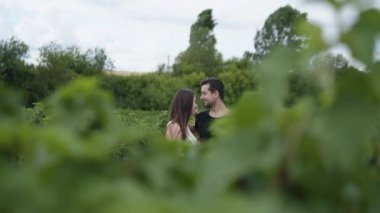 Güzel bir çiftin üzümlü dallarına bakın.