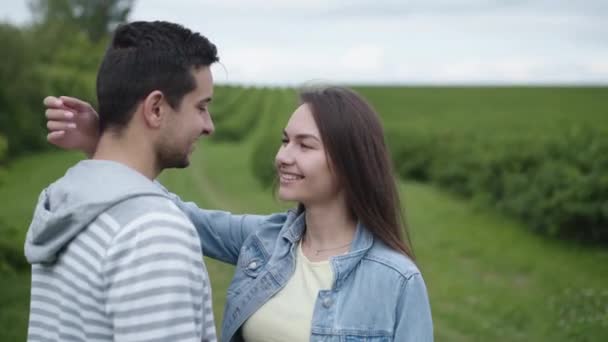Chica encantadora besa a su novio en la naturaleza. 4K — Vídeos de Stock