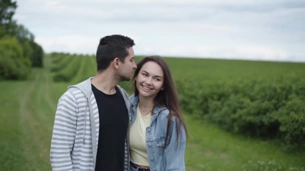 Pareja feliz caminando por la naturaleza divirtiéndose con amor — Vídeos de Stock