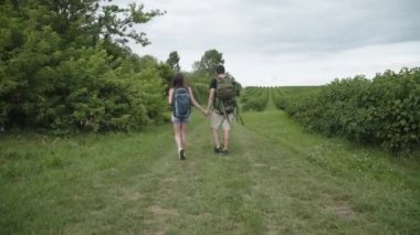 Sırt çantalı sevimli çift doğayı kucaklıyor.