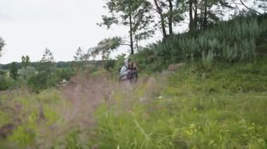 Sırt çantalı sevimli çift doğa yolunda yürüyor.