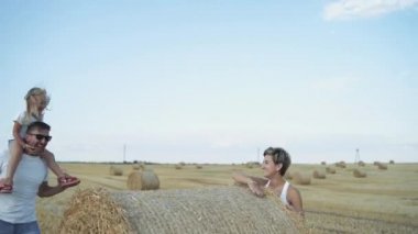 Güzel anne kocasını kızıyla sollayıp tarlada eğleniyor.