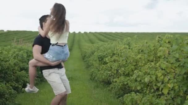 Chica encantadora gira en manos masculinas con abrazos y besos — Vídeos de Stock
