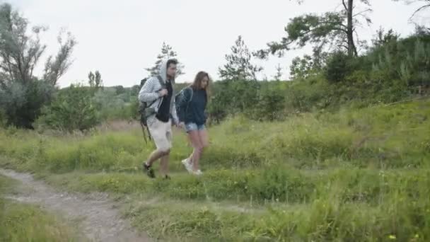 Bella coppia passeggiate sul sentiero sulla natura — Video Stock