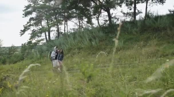 Preciosa pareja camina por el sendero de la naturaleza — Vídeos de Stock