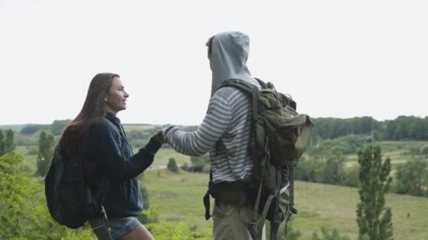 Krásný pár stojí na svahu lesa a obdivuje přírodu — Stock video