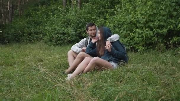 Romantický pár v lásce relaxovat v objetí a mluvit s polibky — Stock video