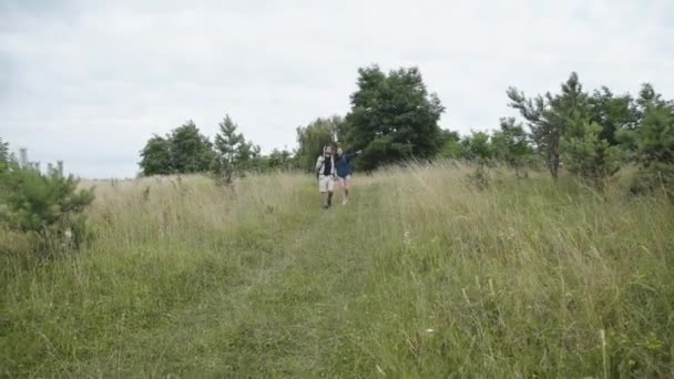 Lyckligt par kär gå på vild natur i famnar långt från kameran — Stockvideo