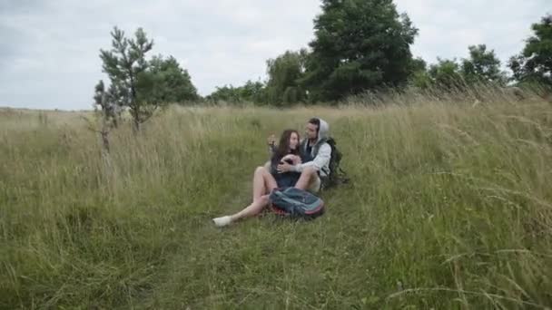 Romantyczna zakochana para relaksująca się w objęciach pocałunków na ścieżce — Wideo stockowe