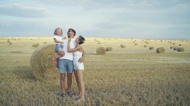 快乐的父母和他们的小女儿在田野里快乐地玩耍 — 图库视频影像