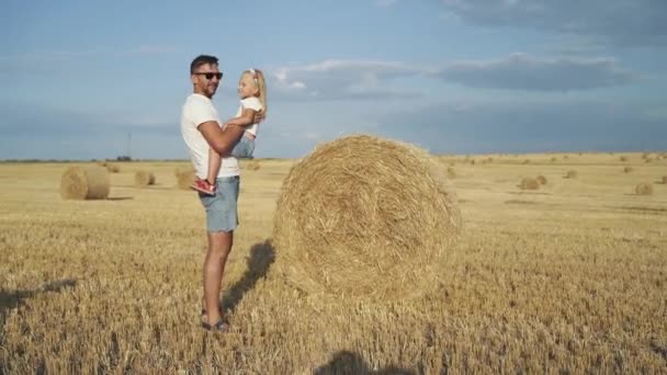 Sonriente padre vomitando a su hija en el campo con pajaritos — Vídeos de Stock