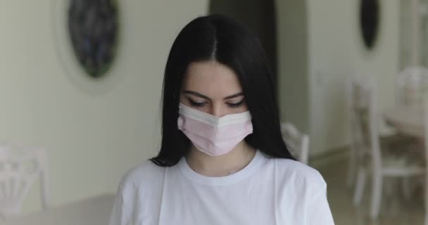 Portret van zelfverzekerd meisje kleedt zich medisch masker uit, kijkend en glimlachend naar de camera — Stockvideo