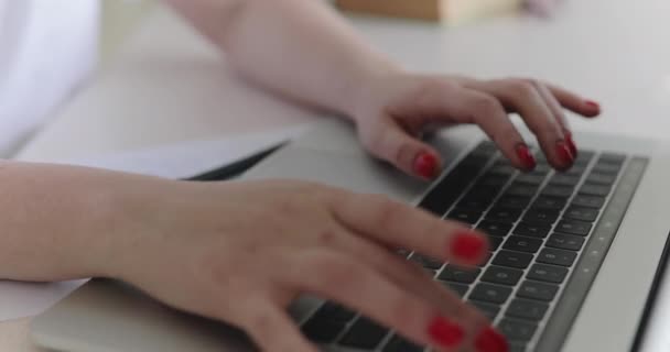 Chiudi le mani femminili digitando sulla tastiera del computer portatile — Video Stock