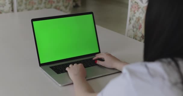 带绿色屏幕的笔记本电脑在家里工作的女性 — 图库视频影像