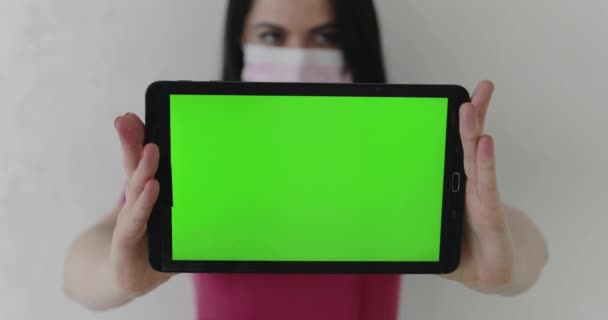 Tablet with green screen at camera in nurses hands on background — Vídeo de Stock