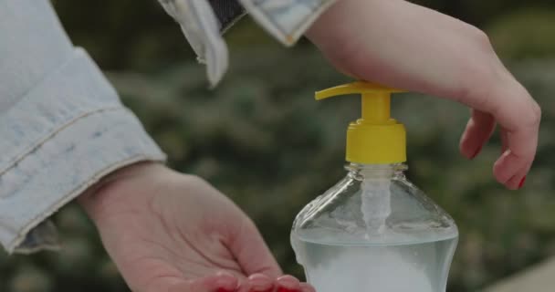 Tutup tampilan tangan perempuan mendorong pembersih dan desinfektan tangan — Stok Video