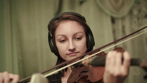 Violoniste heureux avec écouteurs jouant du violon pendant une répétition — Video