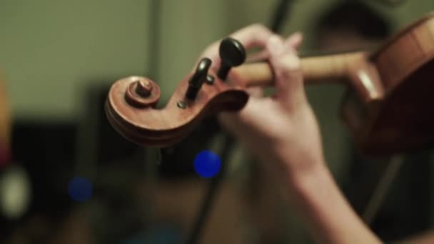 Vista da vicino della giovane violinista che suona il violino durante le prove — Video Stock