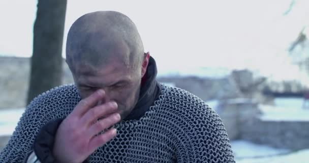 Ritratto di soldato macchiato che si attraversa sulla natura invernale — Video Stock