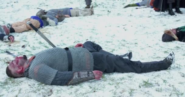 Blick auf getötete Truppen des Mittelalters, die auf Schnee liegen — Stockvideo