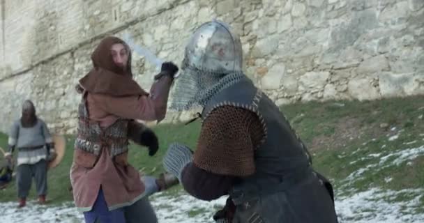 Війська з вождем воюють з ворогом у фортеці — стокове відео
