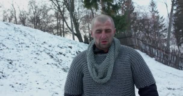 Obosit soldat în armură cu genunchi de sabie după o luptă reușită, se încrucișează — Videoclip de stoc