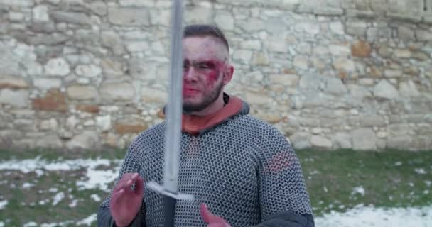 Portret van gewonde krijger jongleert met zwaard in fort — Stockvideo