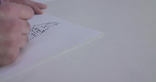 Close view van mannelijke ontwerpers hand tekent een trouwjurk schets — Stockvideo