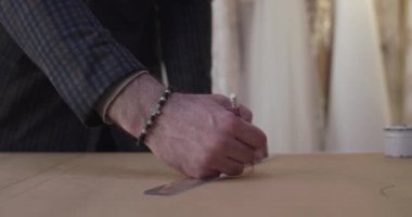 Elbise atölyesinde, terzilerin el çizimi eğrisinin yakın görünümü