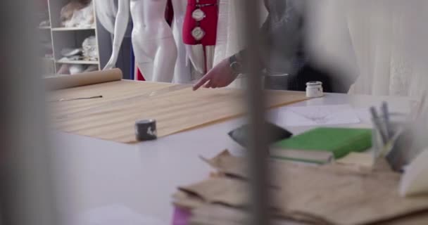 La vista del dibujo la curva sobre la tela en el escritorio en el taller — Vídeo de stock