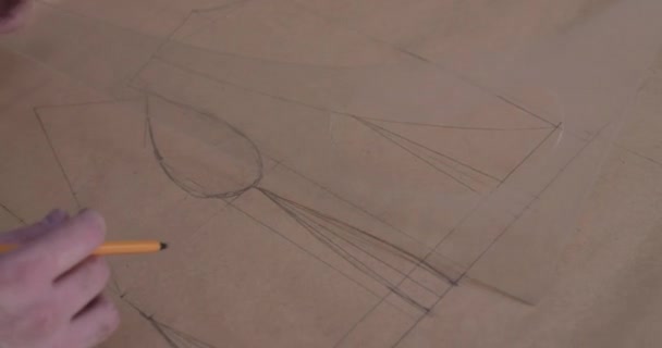 Terzilerin üst görünümü atölyedeki masaüstüne bir eğri çiziyor — Stok video