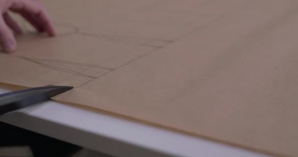 Vista de corte de una curva de tejido en el escritorio en el taller — Vídeo de stock