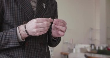 Terzilerin elleri atölyede iğne ipliği gibi.
