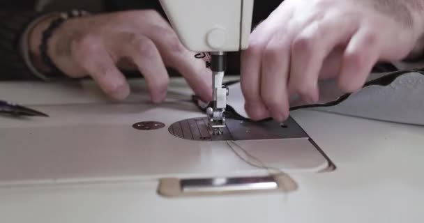 Dikiş makinesiyle bir kumaşa dikiş atan terzilerin yakın görüntüsü — Stok video