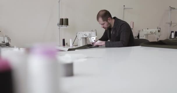 Ο ράφτης που χρησιμοποιεί τη ραπτομηχανή για να ράψει ρούχα στο ατελιέ — Αρχείο Βίντεο