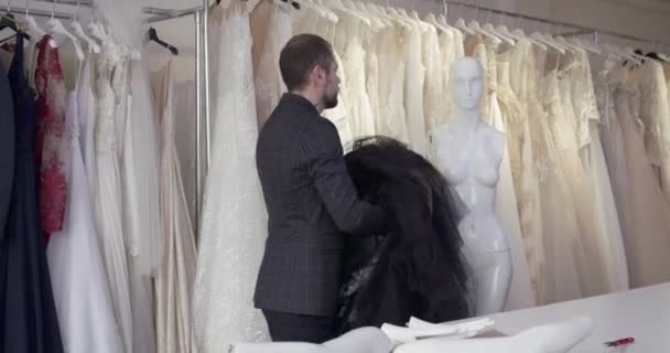 アトリエのマネキンの夜のドレスを試着するファッションデザイナー — ストック動画