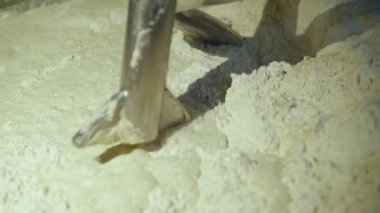 Buğday hamurunu karıştıran otomatik yoğurucunun yakın görüntüsü