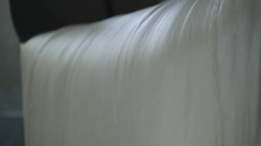 Buğday hamuru otomatik yoğurucudan kaseye akıyor.